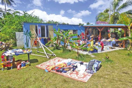 Bonnes affaires et musique à la braderie de Noël