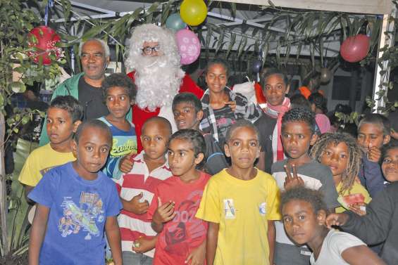 Le père Noël passe par Maré  et rend visite aux enfants