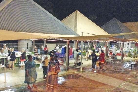 Le marché nocturne sous la pluie