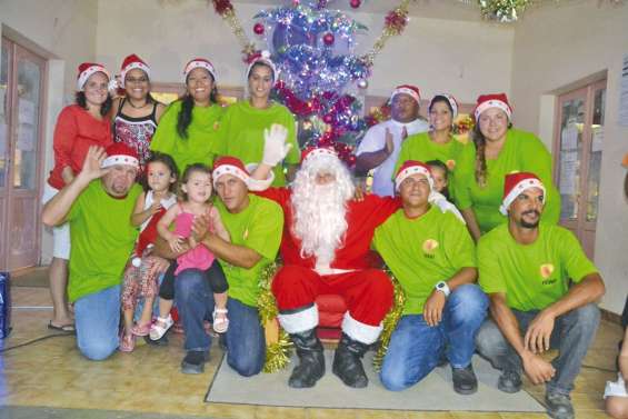 Le père Noël accueillit chaleureusement