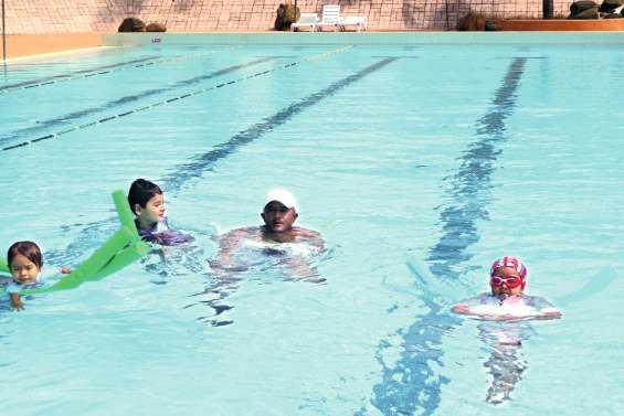 Les vacanciers apprennent  à nager dans le Grand Bleu