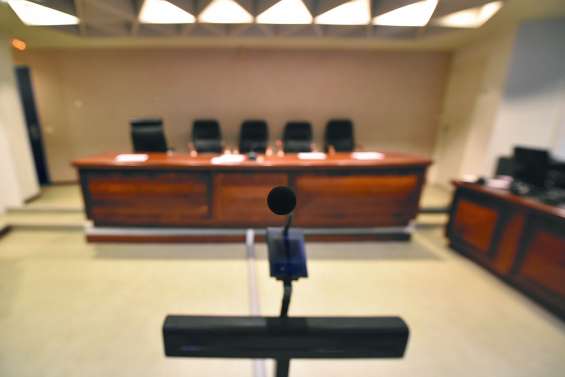 Poignardé par sa compagne, l’amant violent saute du 3e étage