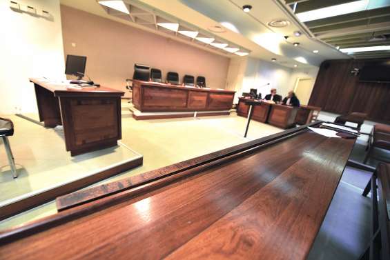 Deux coups de couteau « pour tuer » le voisin