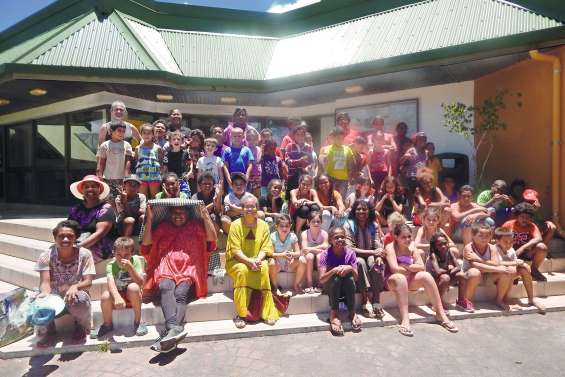 Les vacanciers de Koné et ceux  La Foa font les clowns ensemble