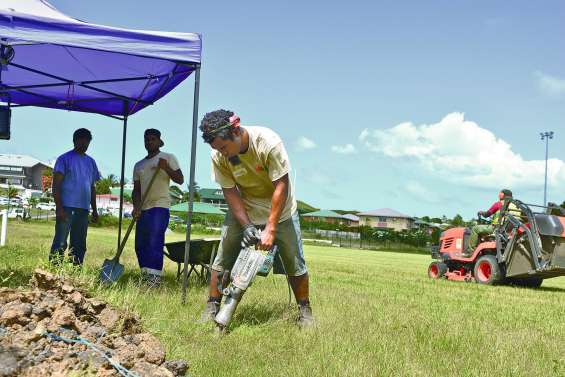 Le nouveau terrain de rugby prend encore forme