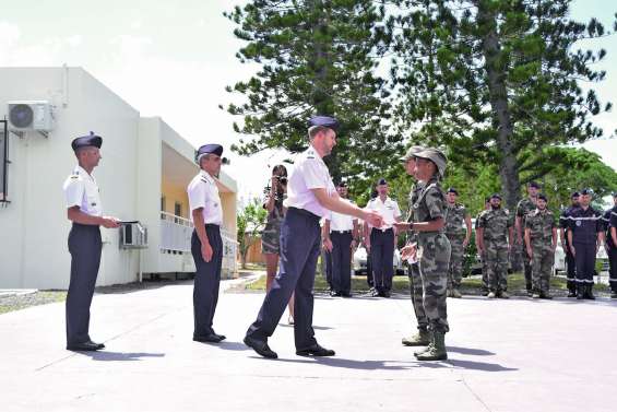 Seize ans et déjà au garde-à-vous