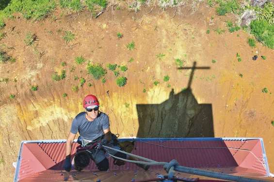 Travaux de haute voltige  au clocher de Vao