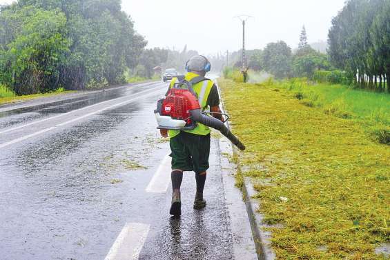 Le débroussaillage aux abords de Saint-Louis a démarré