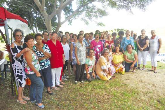 Réunies autour d’un repas