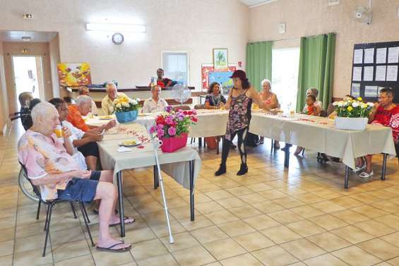 Les anciens  s’accordent une danse