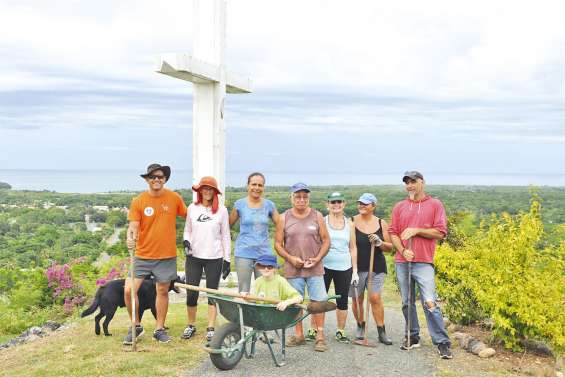 Des bénévoles ont nettoyé le point de vue vandalisé