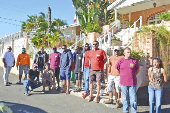 Débrayage à la mairie pour soutenir trois femmes de service