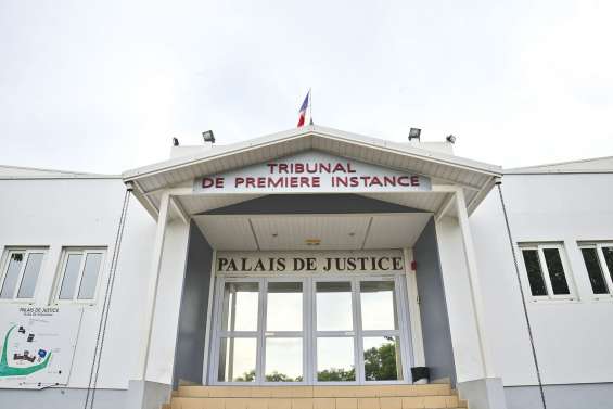 Il dépouille deux juges dans le palais de justice
