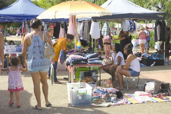 Beau temps pour le vide-greniers sur la place du village
