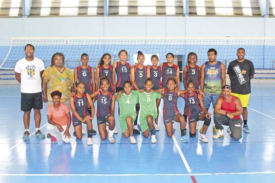 Les jeunes joueuses de Lifou  se préparent pour les Volleyades