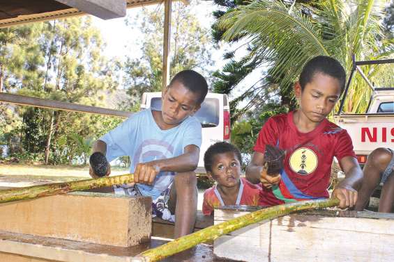 Des enfants sur le chemin de la culture kanak