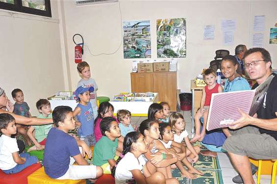 Les tout petits à la découverte de la médiathèque