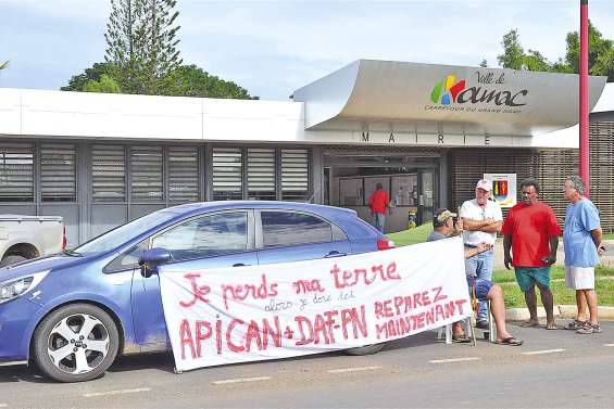 Le propriétaire reprend son sit-in devant la mairie