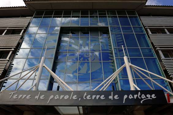 Huit cadres administratifs attaquent Philippe Germain