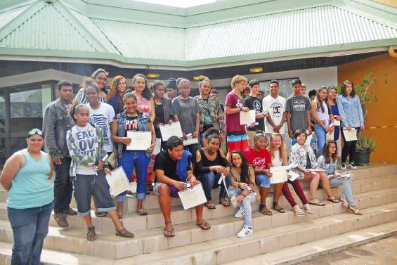 Le collège met en scène une remise de diplôme à l’américaine