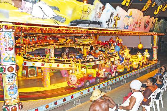 Les manèges animent la place du village