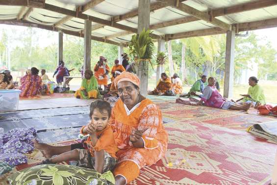 Les femmes de Lifou mettent  en vente leur savoir-faire à Siloam