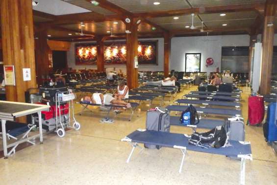 Des lits de camp pour les touristes à l’aéroport
