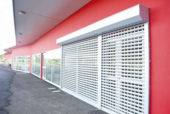 Premiers volets métalliqueschez les commerçants de To’Ata