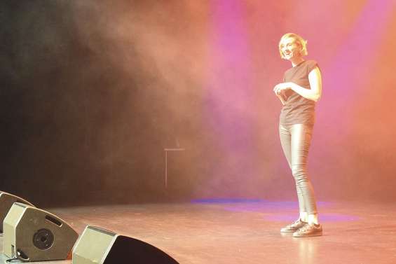 Une humoriste parfaite au centre culturel
