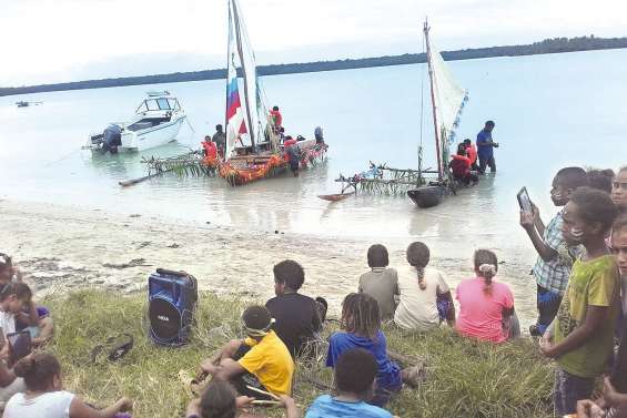 La pirogue des écoliers  a pris la mer pendant la foire
