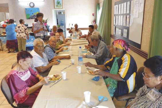 Les anciens autour de la table