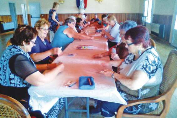 Un thé et des jeux pour distraire les anciens