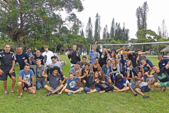Des adolescents découvrent  l’île des Pins grâce au sport