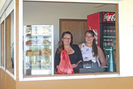 Un snack ouvre à Basse-Poya