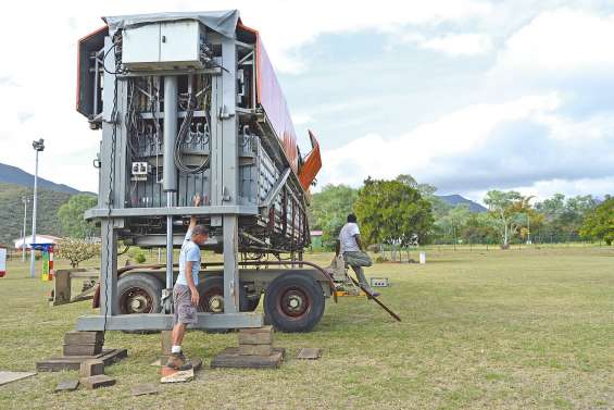 Manèges et robes mission au marché communal
