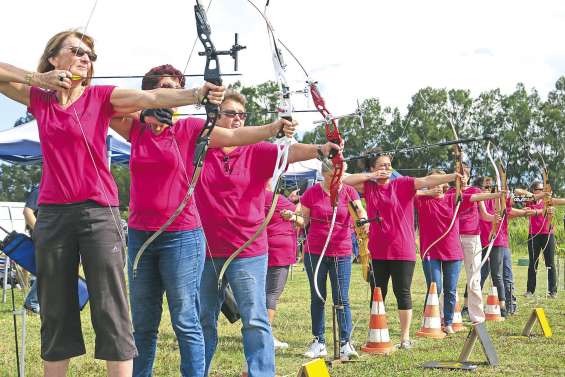 Les dames décochent leurs flèches chez les Archers