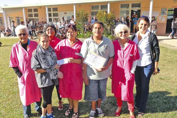 Les collégiens remettent 40 000 F aux Mamans roses