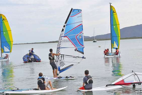 Voile, détente et diplômes aux Toiles du lagon
