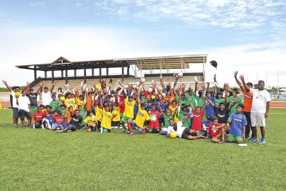 Quatre-vingts jeunes footballeurs au Challenge sportif Canal+