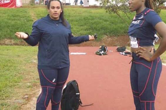 Ashley Bologna a coulé sous la pluie kényane
