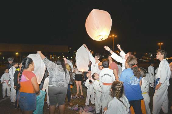 Les lanternes ont remplacé le feu d’artifice dans le ciel de Bourail