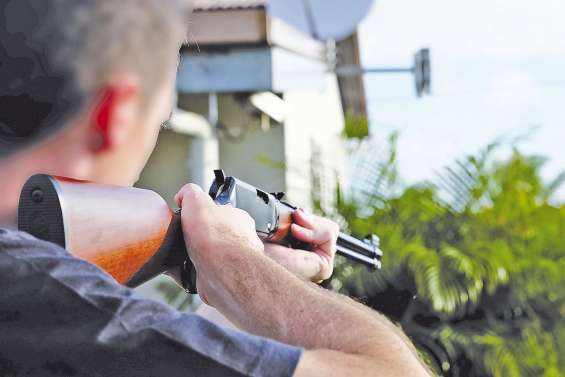 Il tire chez son voisin qui fête les 18 ans de sa fille