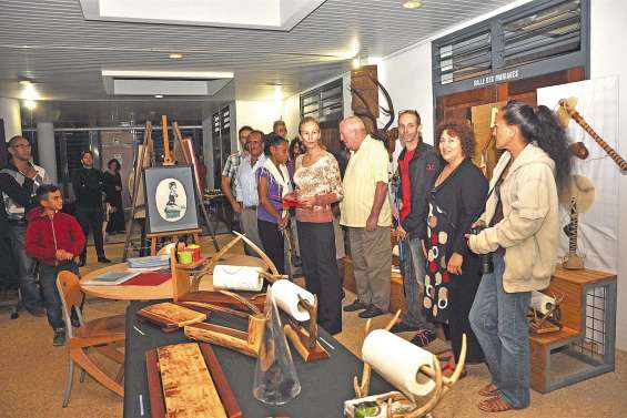Les artistes de Koumac exposent leurs œuvres à la mairie