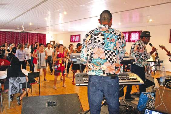 Thé dansant bondé au foyer  indonésien de Robinson