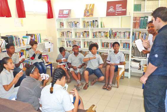 Les collégiens apprennent à parler avec leurs mains