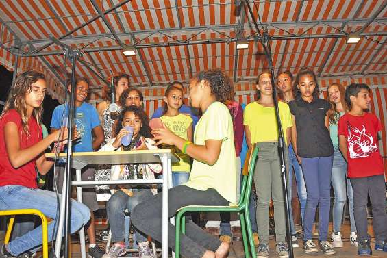 Des exposants, des chants et des danses à la deuxième Rue piétonne