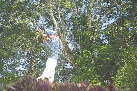 Tom Parker marque son territoire à Tina