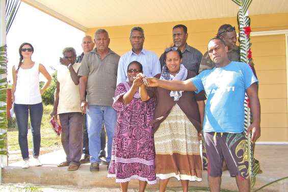 Trois nouveaux propriétaires heureux à Kunié