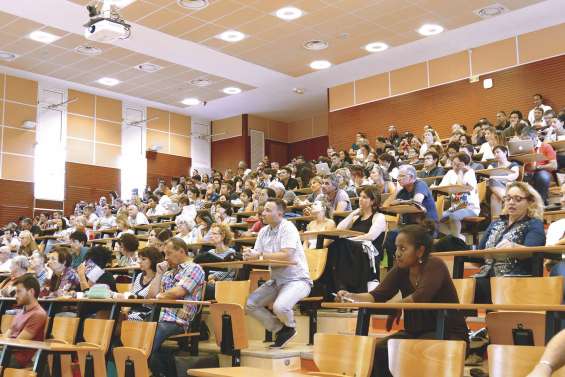 Les professeurs à l’école de la culture kanak