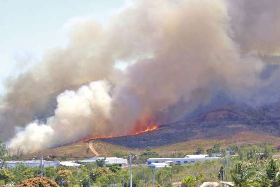 Une habitation menacée par le feu